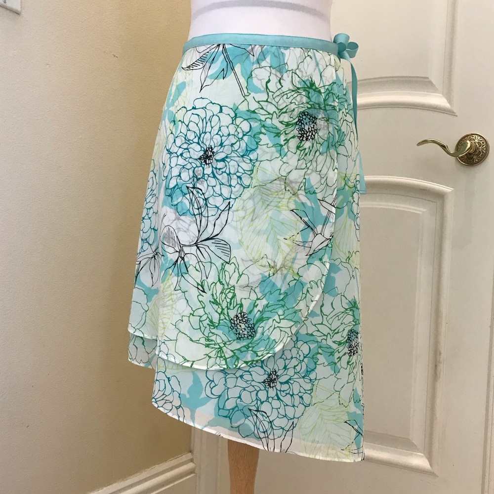 NWOT Nine & Co. aqua pattern asymmetrical skirt